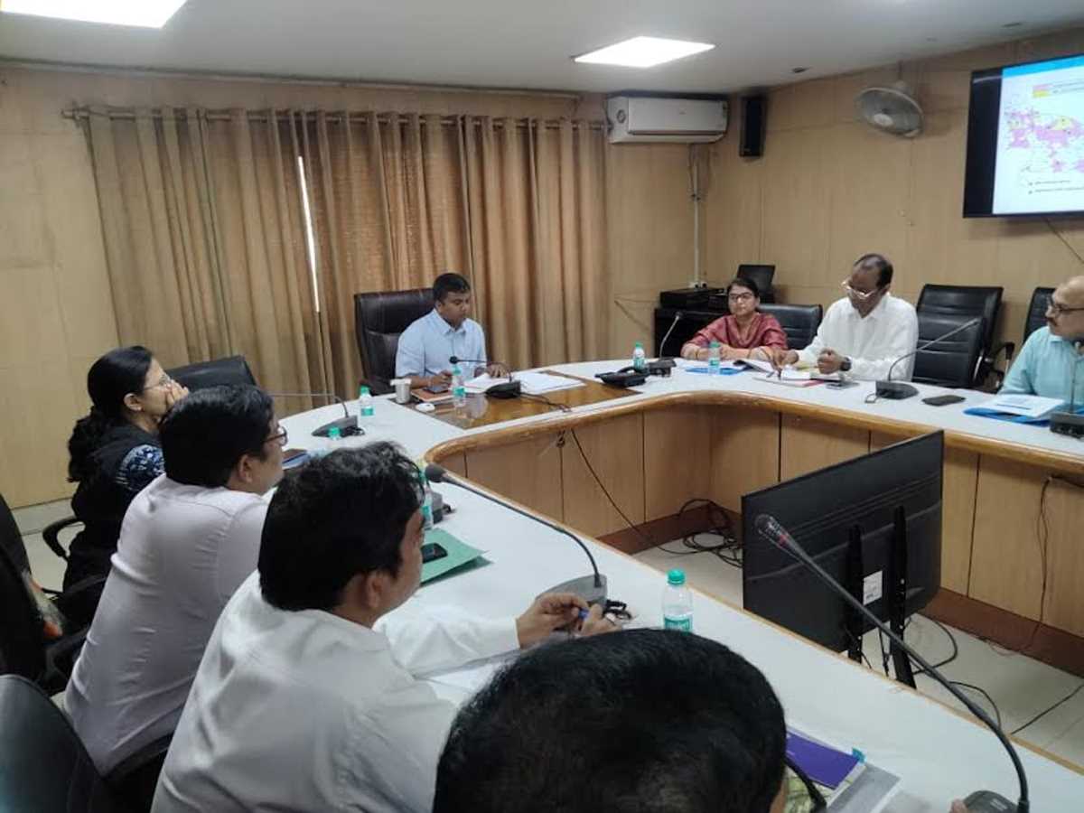 जिलाधिकारी ने सभी विभागों के साथ बैठक कर कार्यों की समीक्षा की